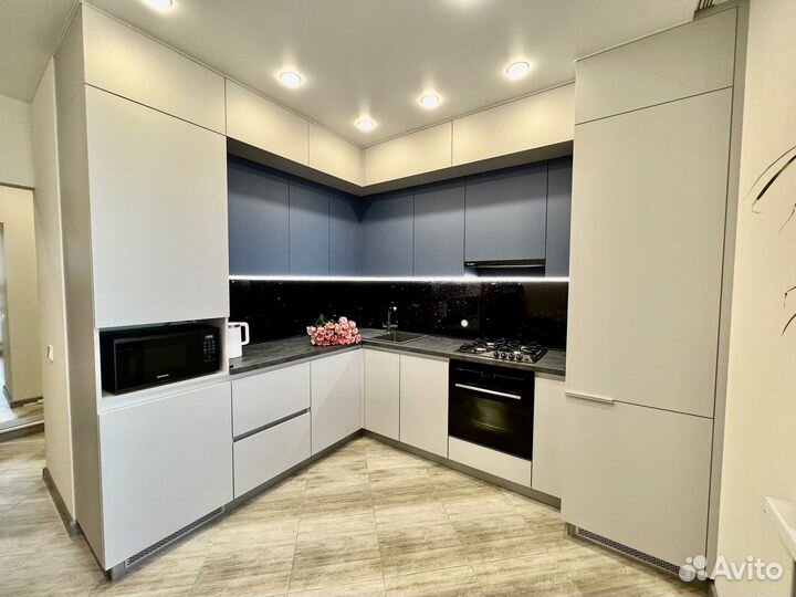 Угловая кухня под потолок на заказ в Омске