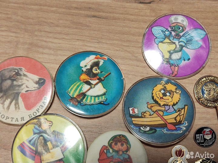 Значки, в основном детские