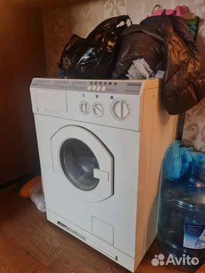 Стиральная машинка Ariston в рабочем состоянии