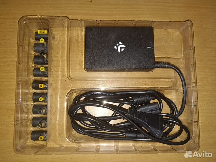 Универсальный адаптер для ноутбука