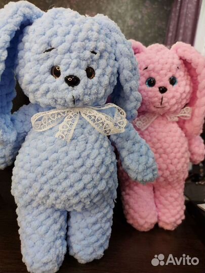 Вязаная игрушка зайчик и пинетки