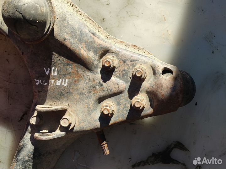 Передний левый нижний рычаг Митсубиси Паджеро 2