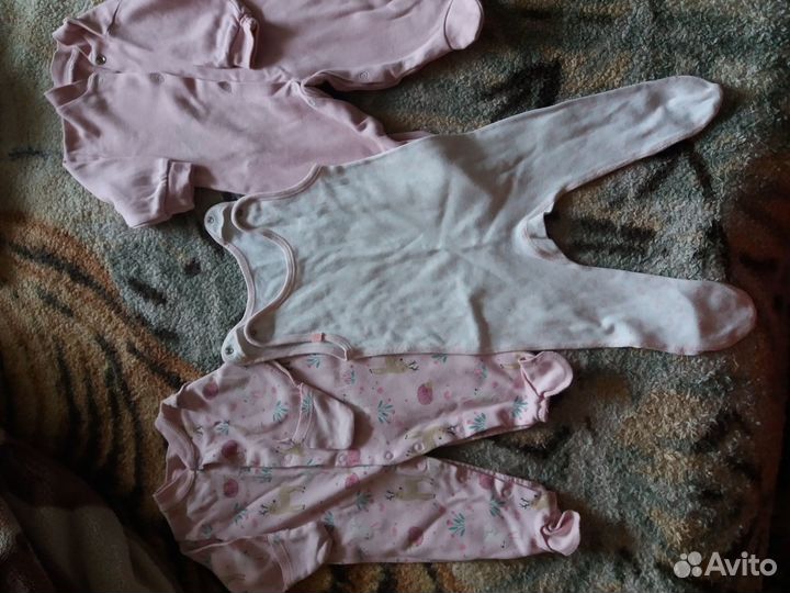 Продам три больших пакета вещей от 0 до 4 мес