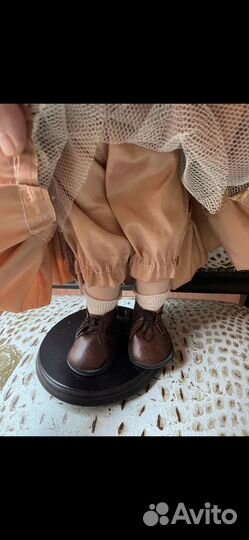 Кукла фарфоровая