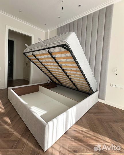 Белая кровать