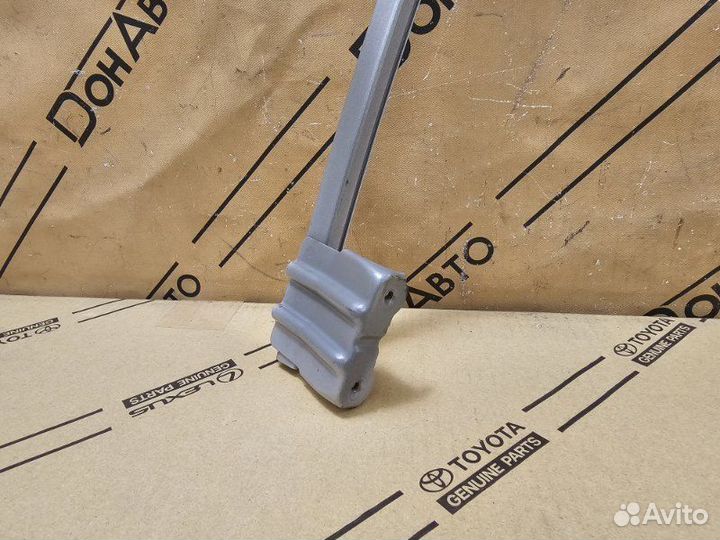 Направляющая стекла двери передняя правая Toyota