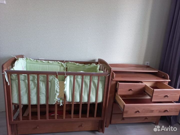 Детская кроватка с маятником