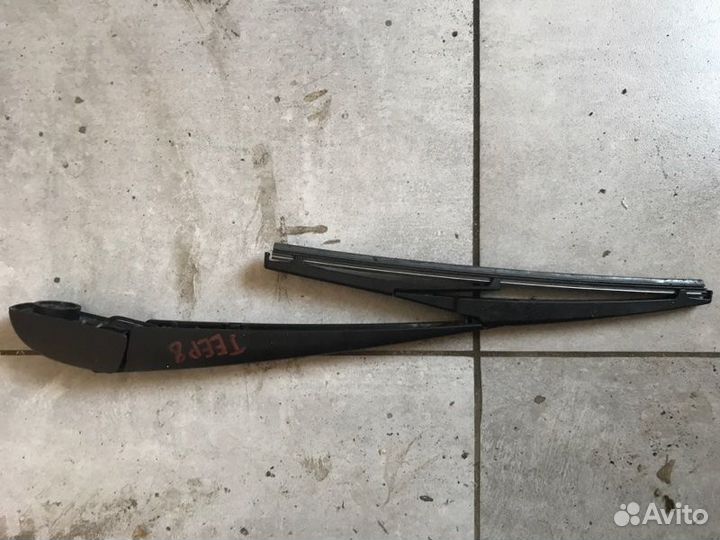 Поводок стеклоочистителей задний Jeep Cherokee