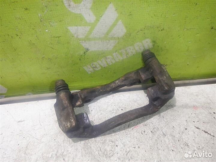 Скоба суппорта переднего Ауди 80 90 Б4