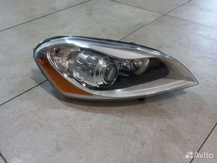 Фара ксенон правая Volvo XC60 2008-2013 год