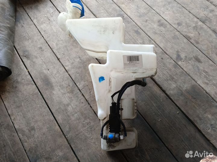 Бачок омывателя на volkswagen Touran 2009 год