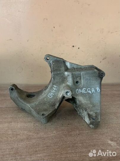 Кронштейн компрессора кондционера Омега / Астра