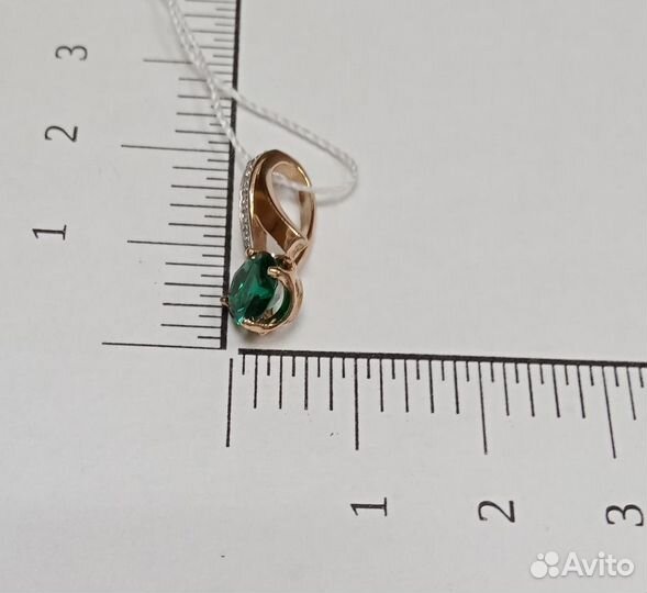 Золотая подвеска с камнем