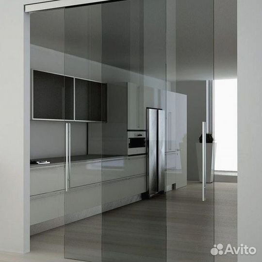 Стеклянная дверь