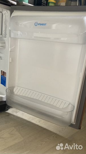 Холодильник б/у маленький Indesit коричневый