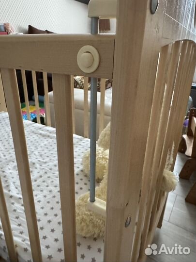 Детская кроватка с маятником