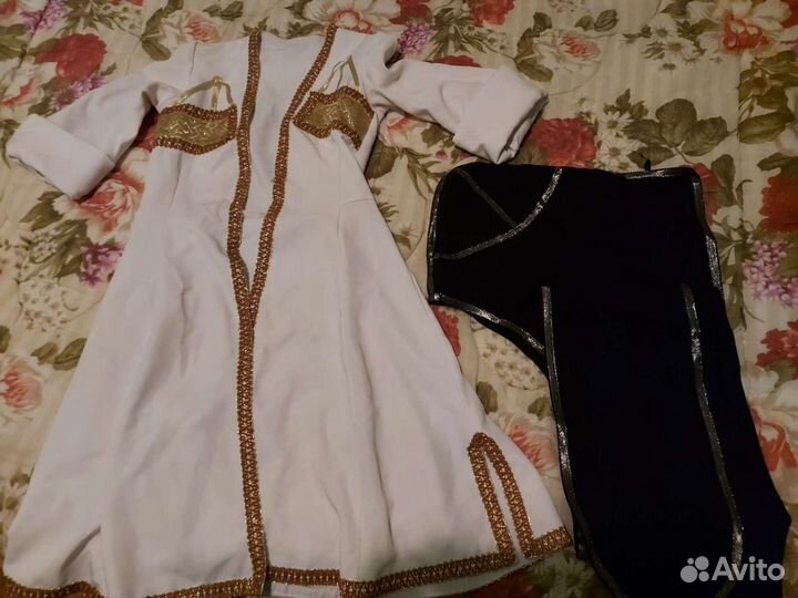 Черкеска белая и башлык черный