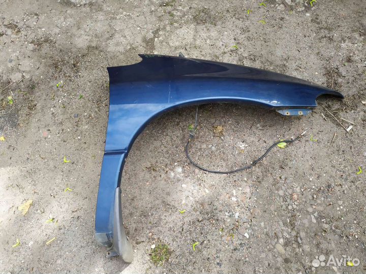 Крыло правое Dodge Caravan 1999 год