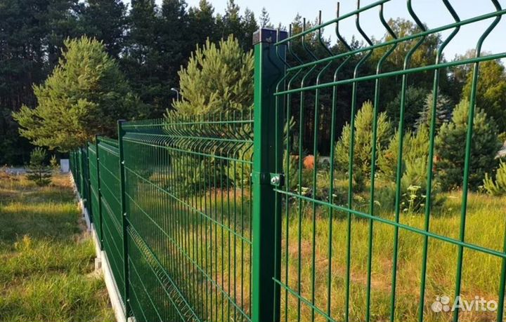 Забор из 3D сетки с металлическими столбами качест