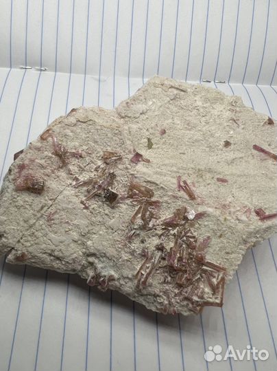 Кристаллы турмалина на пластине полевого шпата