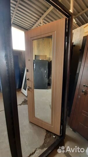 Общая дверь из металла со стеклопакетом