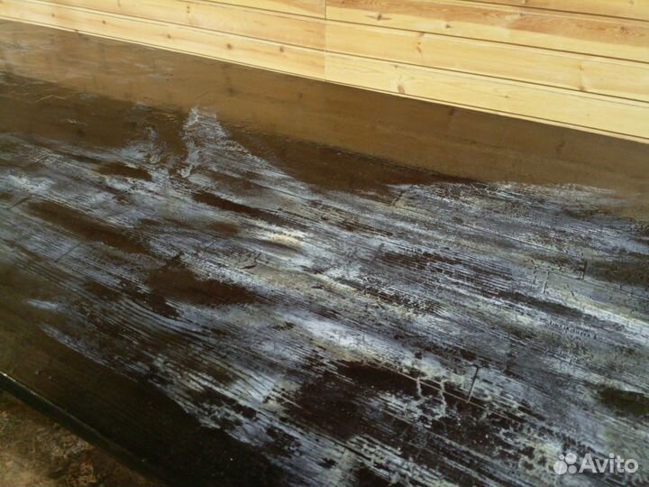 Стол из выжженной древесины и эпоксидной смолы