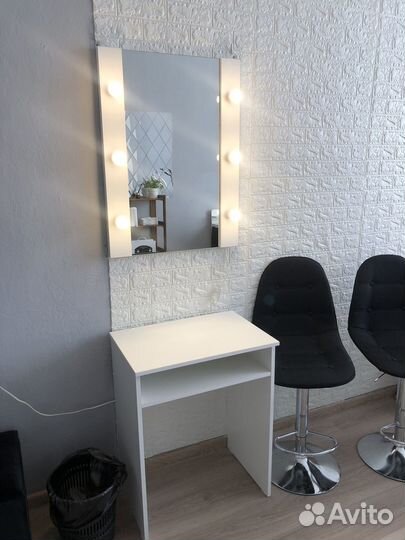 Гримерный столик с зеркалом и подсветкой