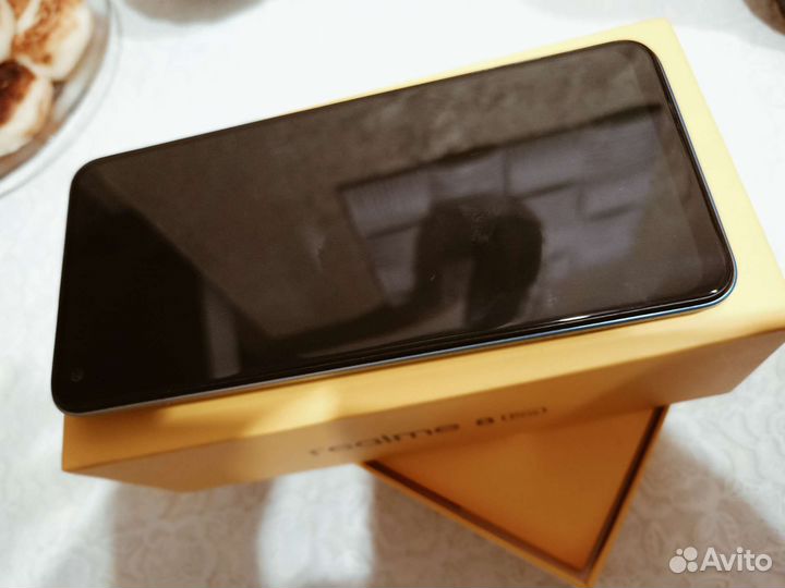 Телефон Realme8 pro