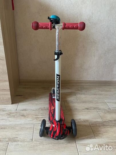Детский трех колесный самокат Reaction
