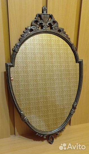 Зеркало настенное в металлической рамке