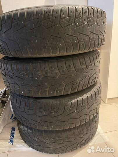 Зимние шипованные колеса в сборе с колпаками