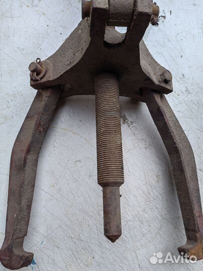 Съемник трехлапый