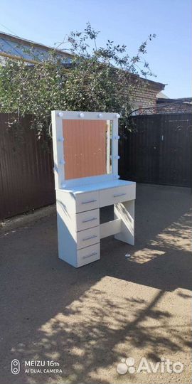 Туалетный столик с зеркалом и подсветкой