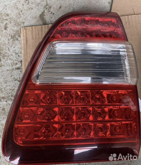 Задний правый фонарь в крышку Land cruiser 100