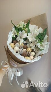 Букеты из клубники в шоколаде с цветами