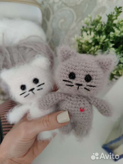 Вязаная игрушка котик плюшевый