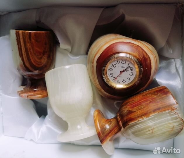 Набор рюмок и часы из оникса