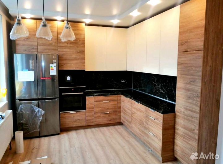 Угловая кухня на заказ до потолка