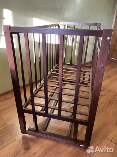 Детская кроватка с маятником