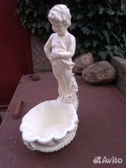 Декоративная фигурка мальчика с ракушкой