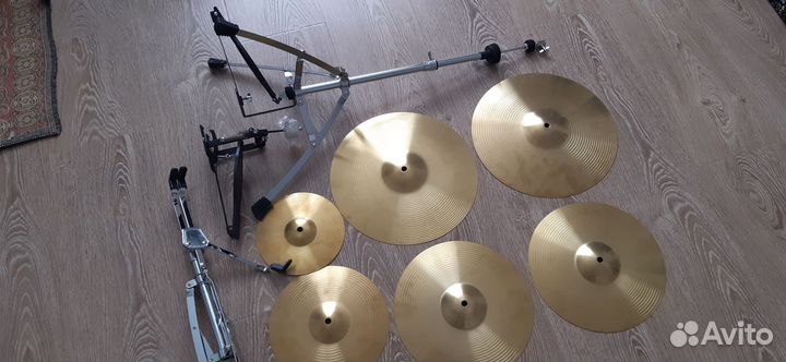 Ударная установка, тарелки, стойка хай-хэт