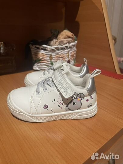 Кроссовки на девочку