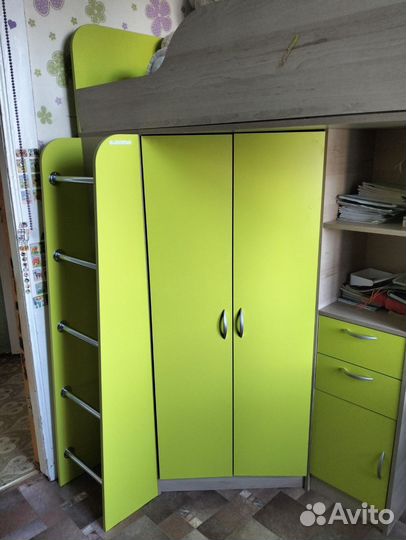 Кровать чердак со столом и шкафом