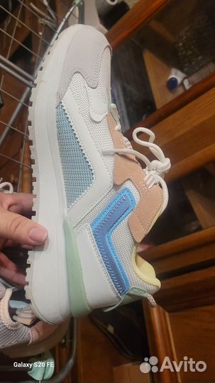 Кроссовки женские