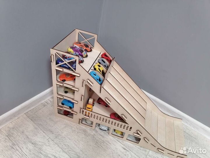 Парковка - горка - трамплин для маленьких машинок