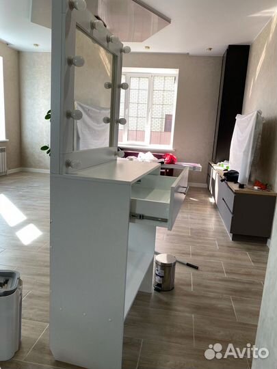 Туалетный столик с зеркалом белый