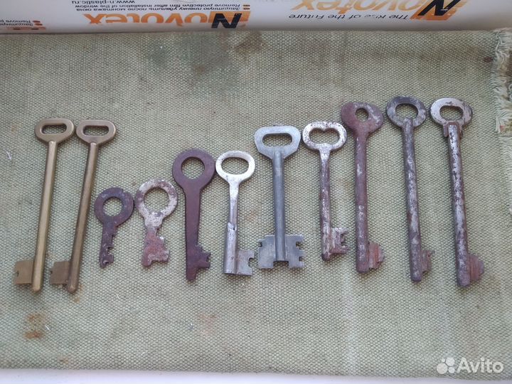 Ключи старинные и 2 шт. из цветмета