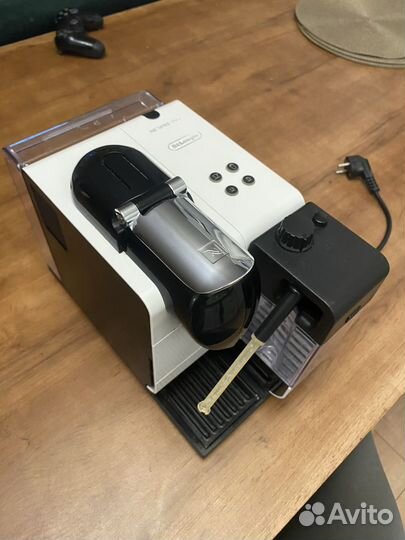 Кофемашина DeLonghi Nespresso Lattissima+ EN 520
