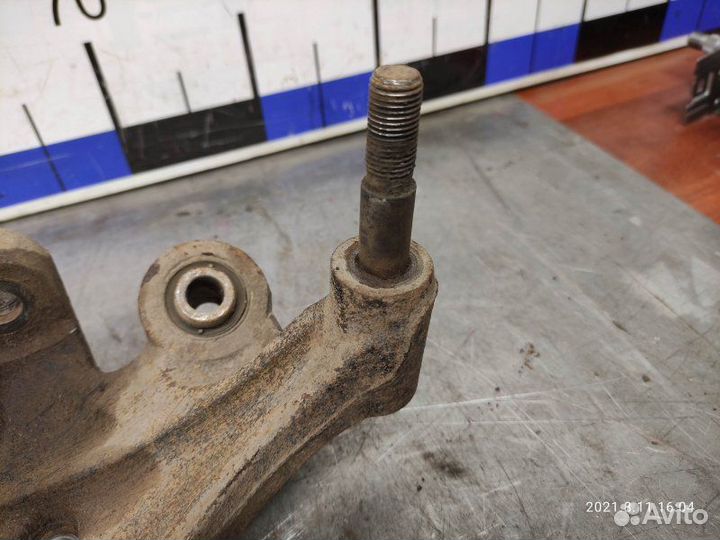 Кулак задний левый Hyundai Santa Fe 2 D4HB 2010