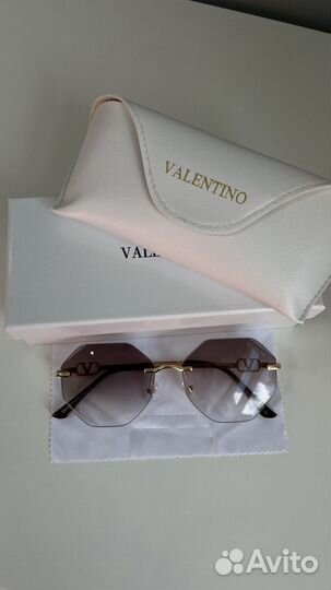Солнцезащитные очки Valentino